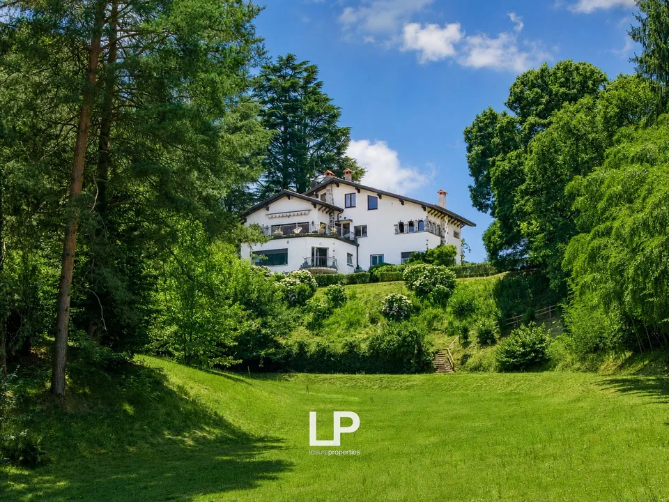 Villa in the city center with pool and historic park and view of the T river