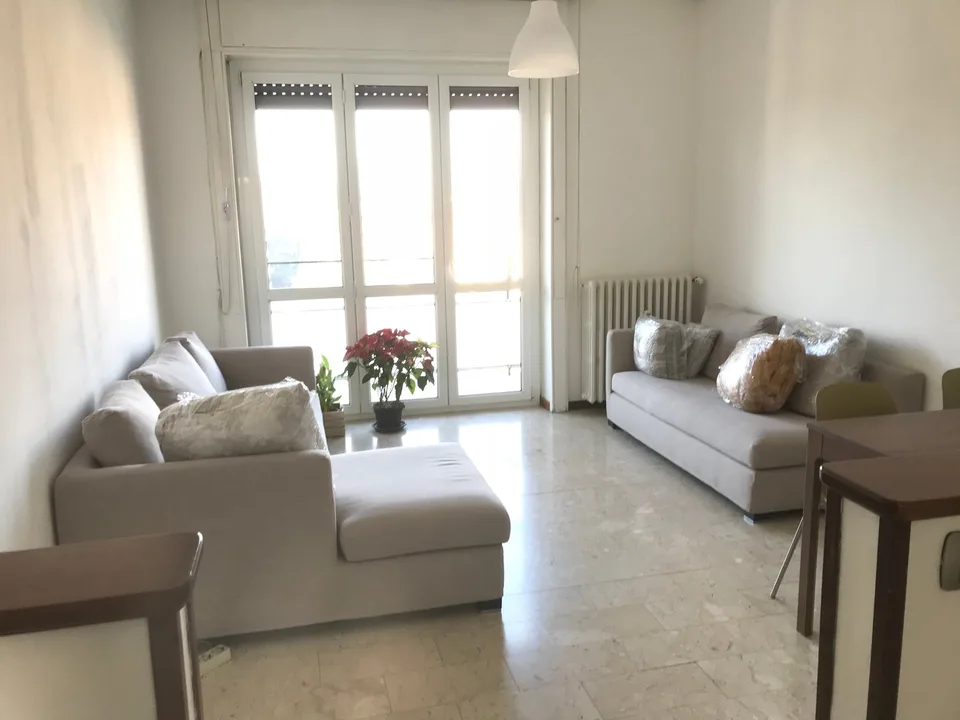 Helles 3.5-Zimmer-Apartment mit Balkon in Varese – Sofort verfügbar