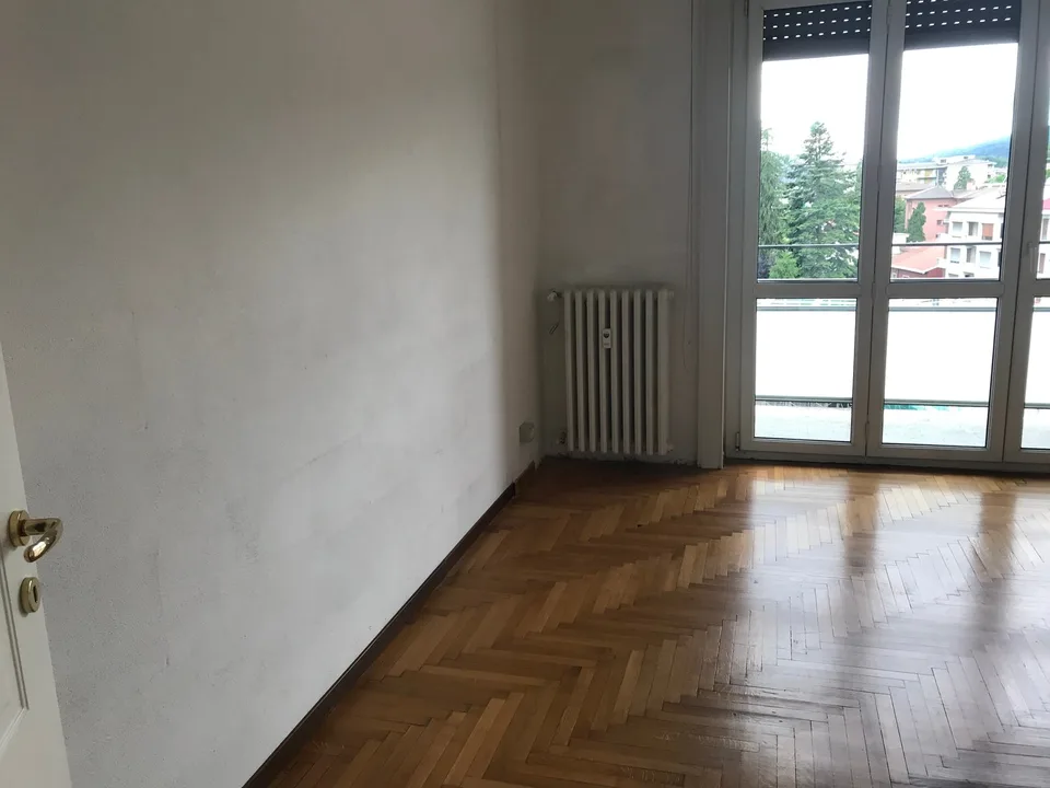 Helles 3.5-Zimmer-Apartment mit Balkon in Varese – Sofort verfügbar