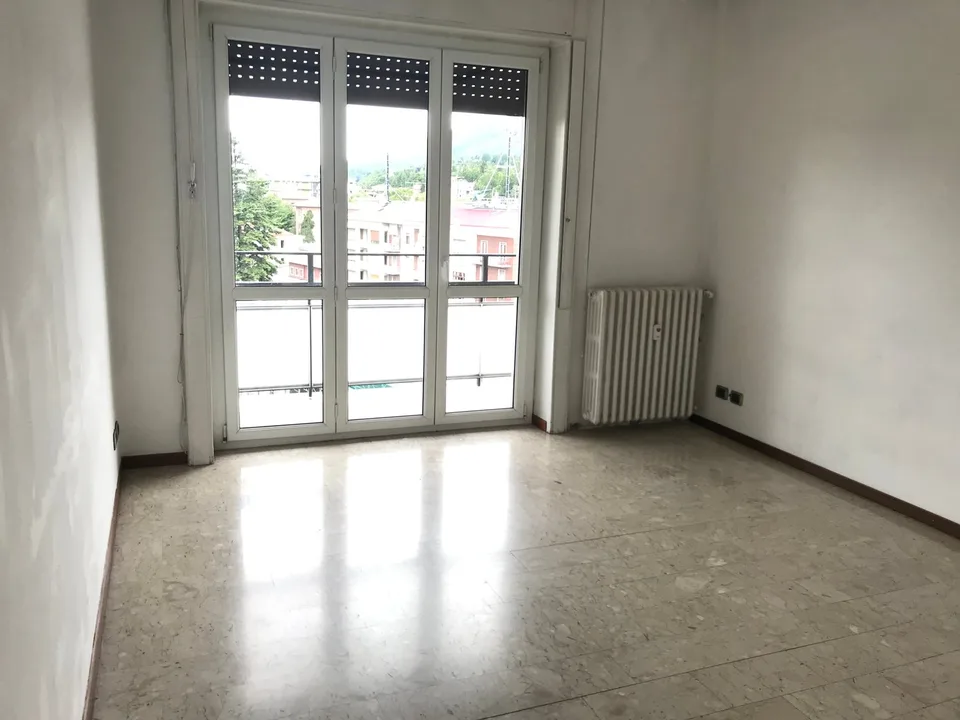 Helles 3.5-Zimmer-Apartment mit Balkon in Varese – Sofort verfügbar