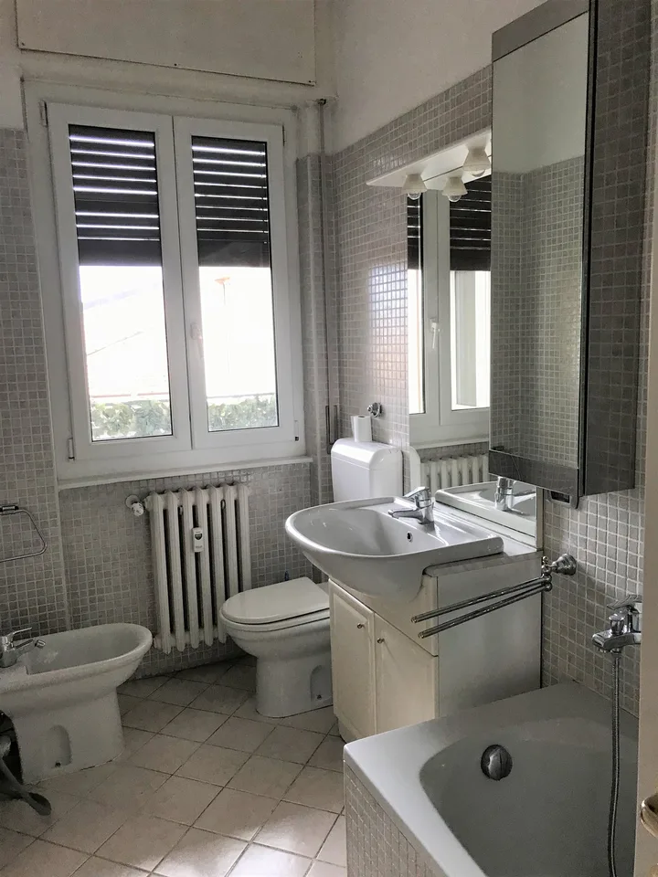 Helles 3.5-Zimmer-Apartment mit Balkon in Varese – Sofort verfügbar