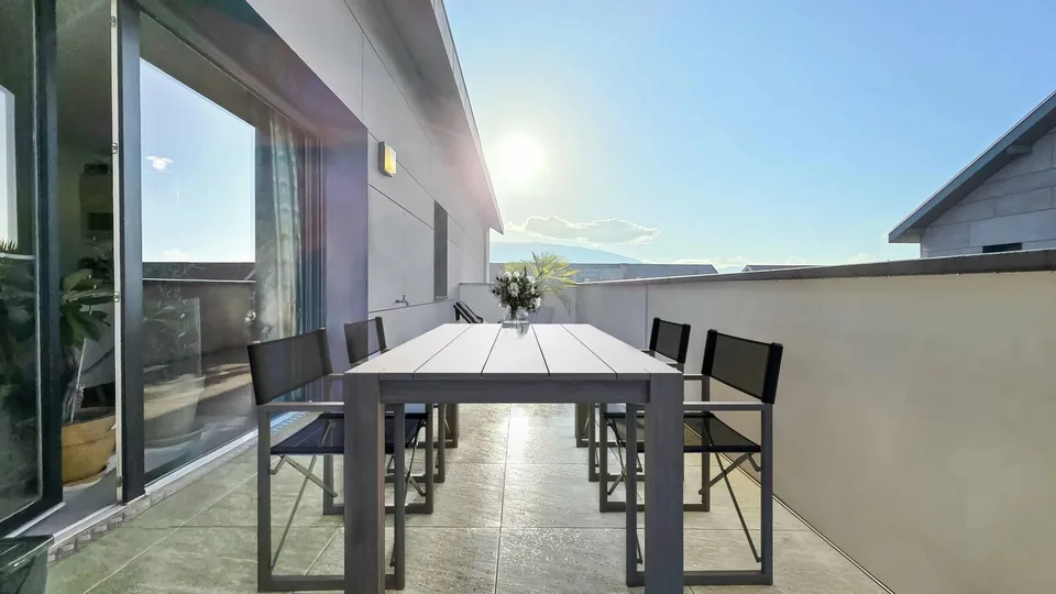 Neues T2 mit Terrasse im letzten Stock in Annecy Chavanod