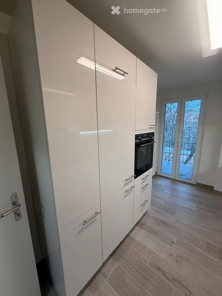 Incantevole appartamento di 4 locali in un edificio storico con 2 balconi a Basilea – disponibile da settembre 2026