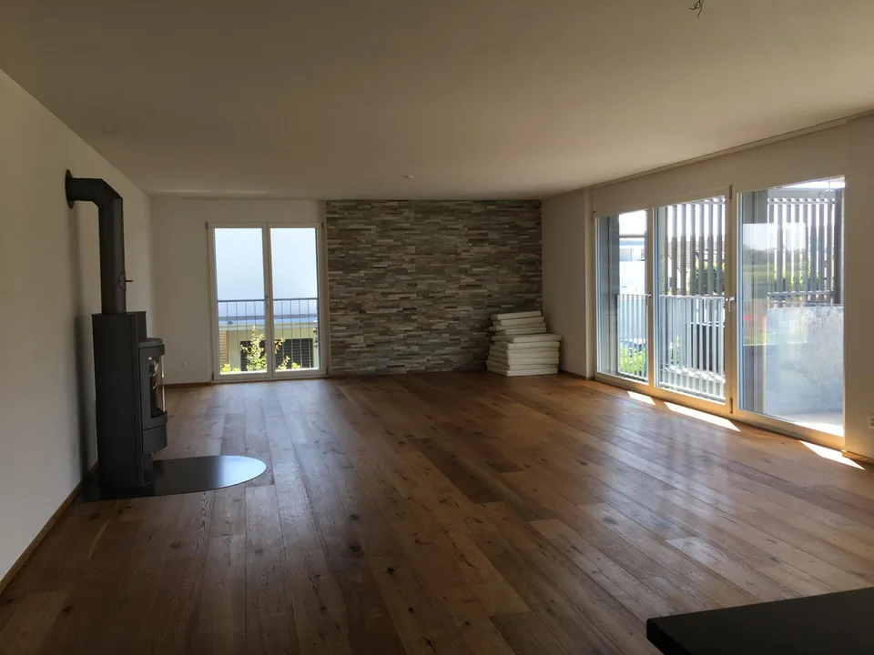 Schöne, moderne Parterrewohnung mit Sitzplatz und Umschwung