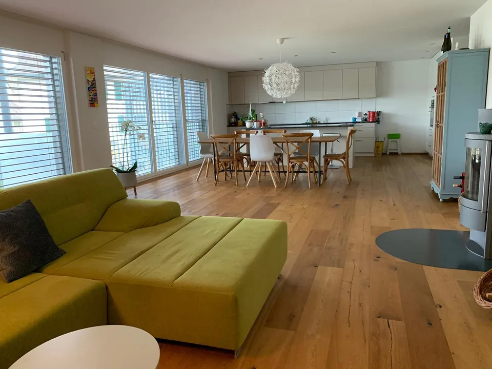 Schöne, moderne Parterrewohnung mit Sitzplatz und Umschwung