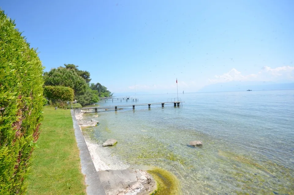 ZWEI VILLEN AM UFER DES GENFERSEES, MIT PRIVATZUGANG ZUM SEE