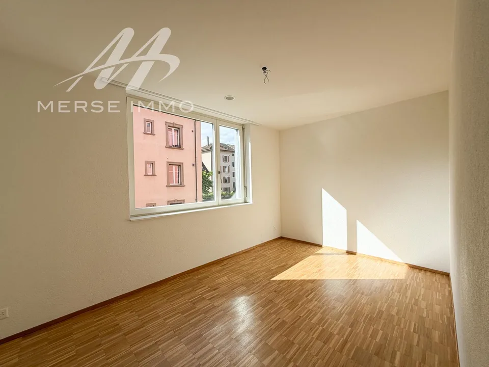 Geräumige 5.5-Zimmer-Wohnung mit Balkon, nur wenige Schritte vom Zentrum von Biel entfernt