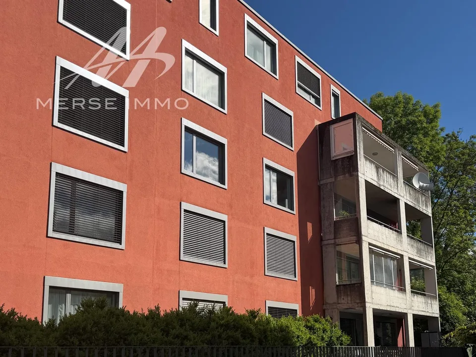 Geräumige 5.5-Zimmer-Wohnung mit Balkon, nur wenige Schritte vom Zentrum von Biel entfernt