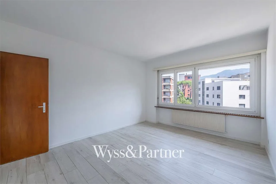 Bright 2.5-room apartment with balcony in Lugano
