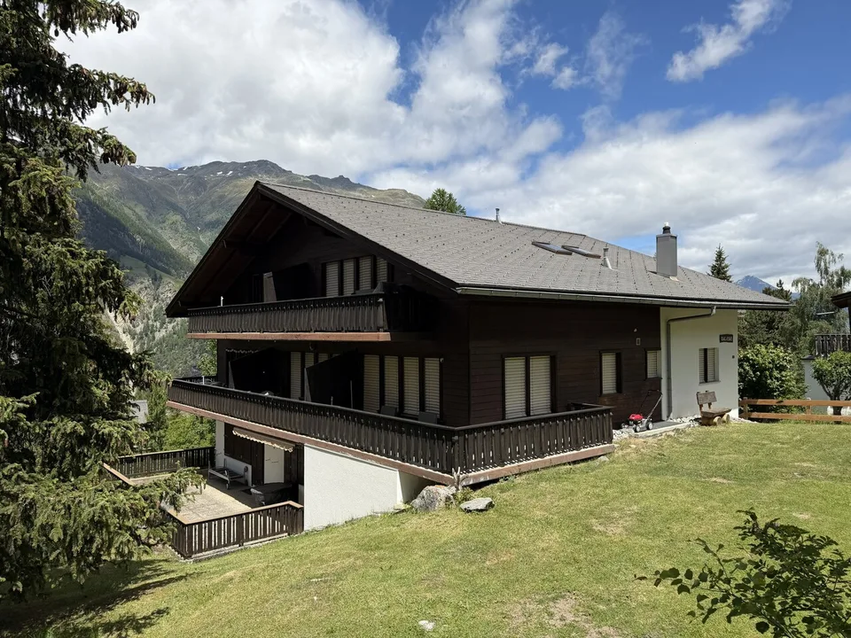 Heimelige Dachwohnung mit schönem Bergblick