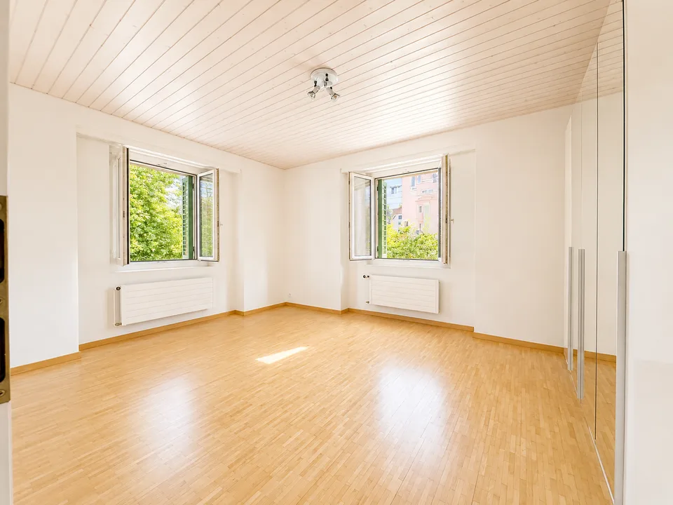 VERY WELL MAINTAINED WITH LOT OF SUN