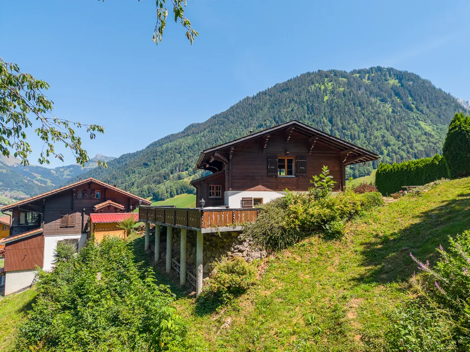 Living in harmony with nature: 4½-room chalet in a quiet location
