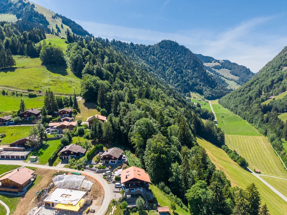 Living in harmony with nature: 4½-room chalet in a quiet location