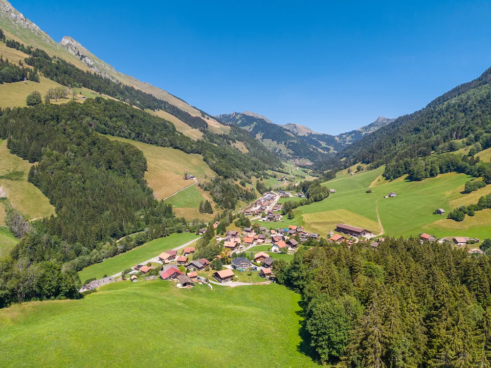 Living in harmony with nature: 4½-room chalet in a quiet location