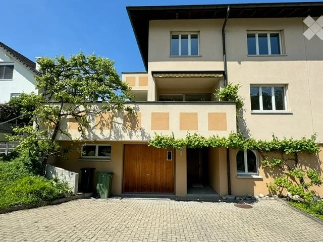 Grosses 6.5-Zimmer Haus in Meggen mit Pergola und Garten an zentraler sowie ruhiger Lage