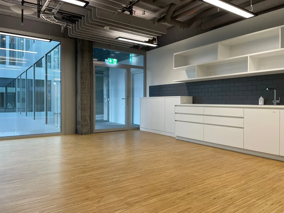 Attraktive, ausgebaute Fläche für leichtes Gewerbe im THE CIRCLE - ca. 340 m2 -)