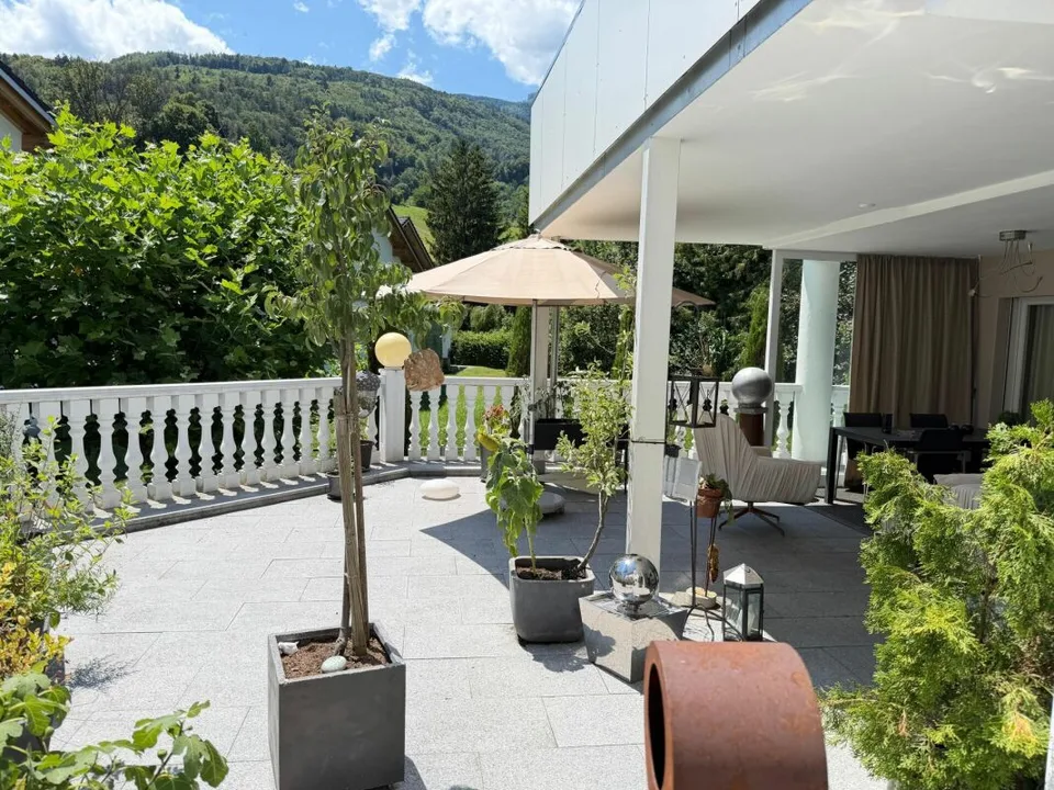Hochwertige 2.5-Zimmerwohnung mit Terrasse und herrlichem Schlossblick
