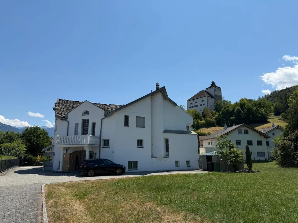 Hochwertige 2.5-Zimmerwohnung mit Terrasse und herrlichem Schlossblick