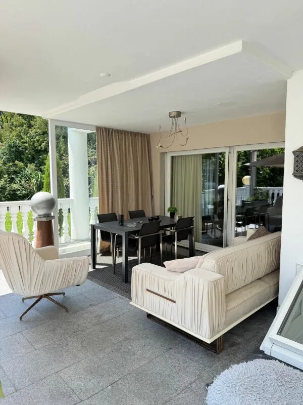 Hochwertige 2.5-Zimmerwohnung mit Terrasse und herrlichem Schlossblick