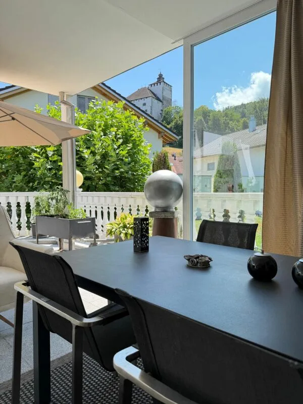 Hochwertige 2.5-Zimmerwohnung mit Terrasse und herrlichem Schlossblick