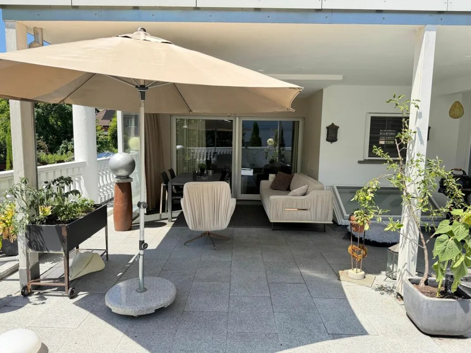 Hochwertige 2.5-Zimmerwohnung mit Terrasse und herrlichem Schlossblick
