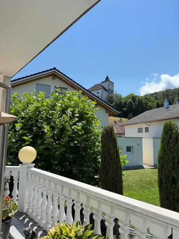 Hochwertige 2.5-Zimmerwohnung mit Terrasse und herrlichem Schlossblick