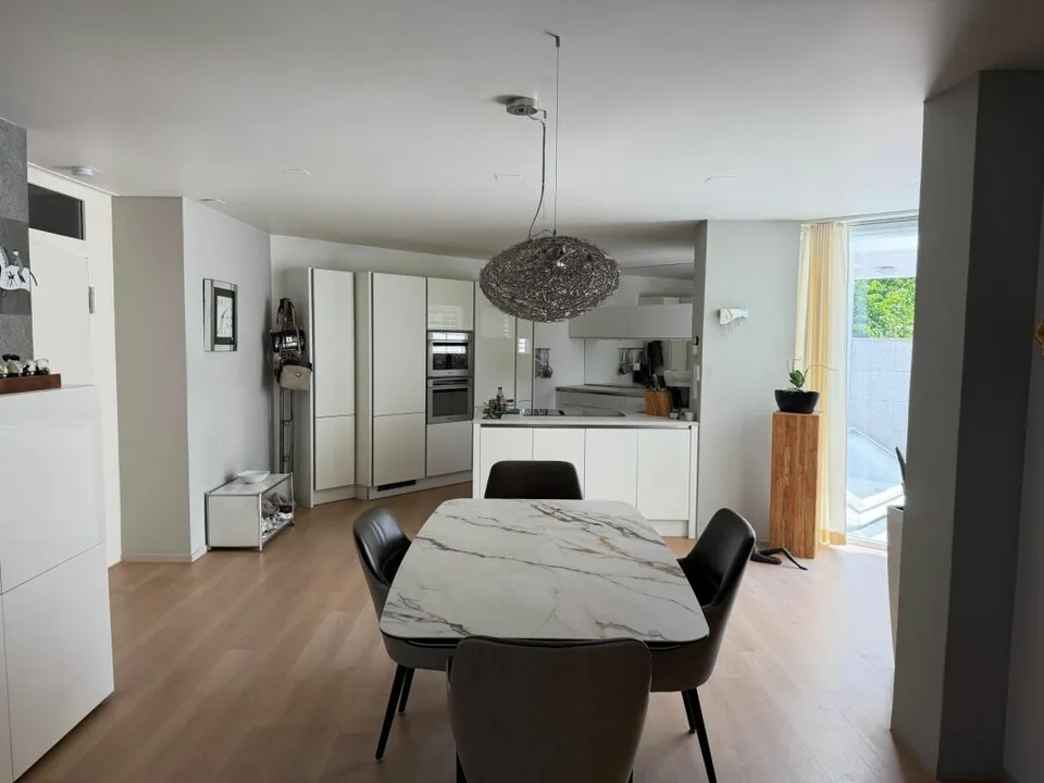 Hochwertige 2.5-Zimmerwohnung mit Terrasse und herrlichem Schlossblick