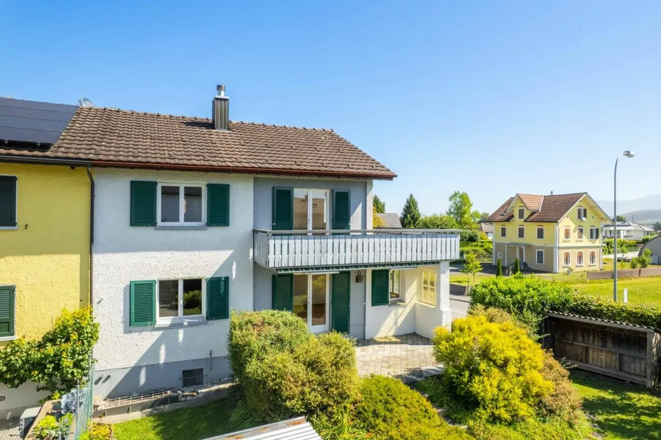 Charming semi-detached house in a quiet location with a far-reaching view
