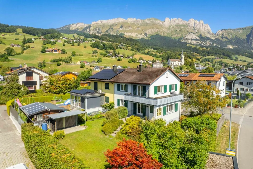 Charming semi-detached house in a quiet location with a far-reaching view
