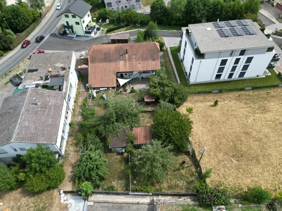 Mehrfamilienhaus mit Bauland an attraktiver Lage