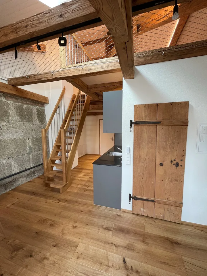 Tolle möblierte Dachwohnung mit Galerie in Kirchberg