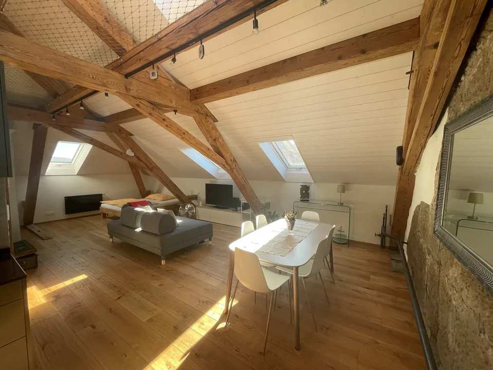Tolle möblierte Dachwohnung mit Galerie in Kirchberg