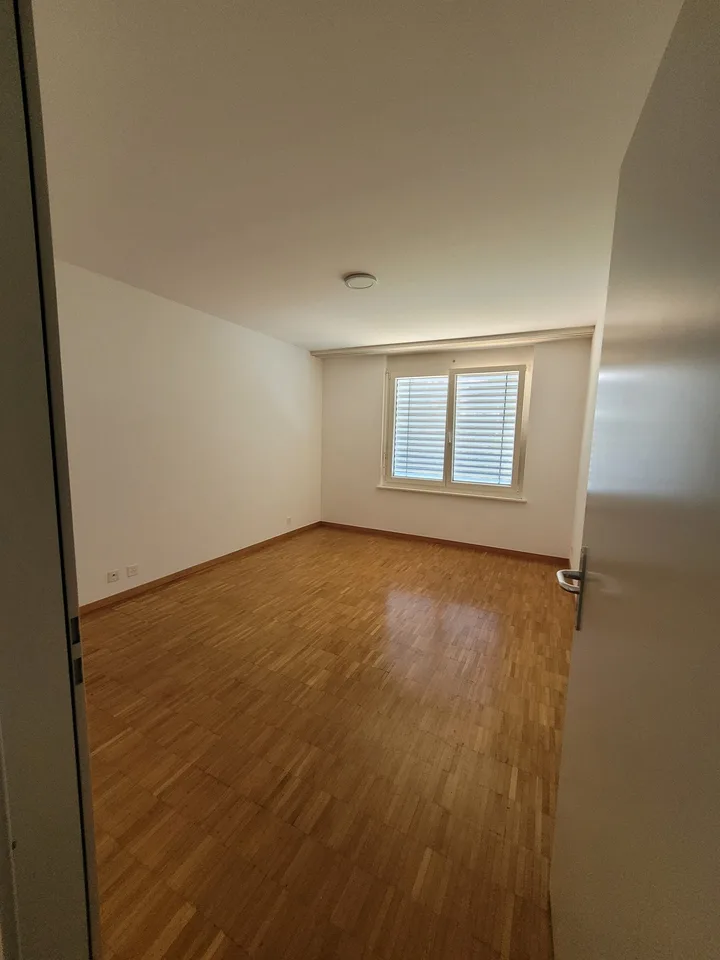 Spacious 4.5-room apartment with balcony in Renens