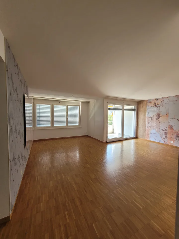 Spacious 4.5-room apartment with balcony in Renens