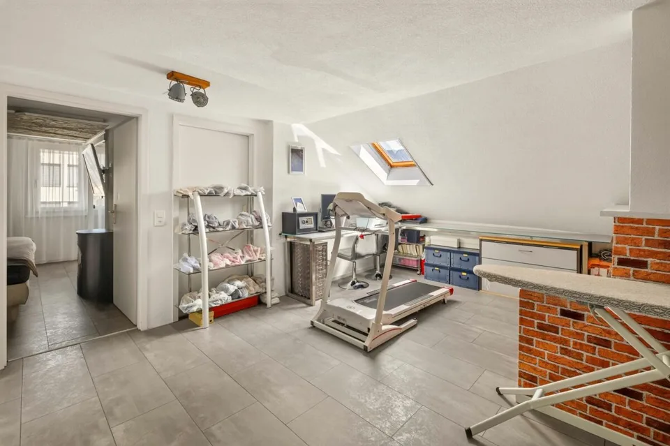 Partie de maison attractive avec deux unités de logement et usage polyvalent