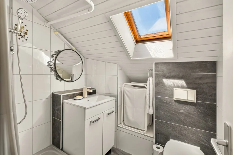 Partie de maison attractive avec deux unités de logement et usage polyvalent