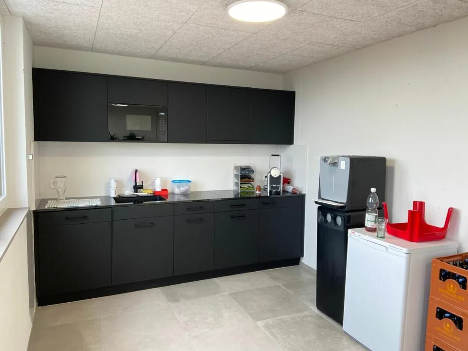 Espace de bureau attractif avec archive - moderne et ensoleillé