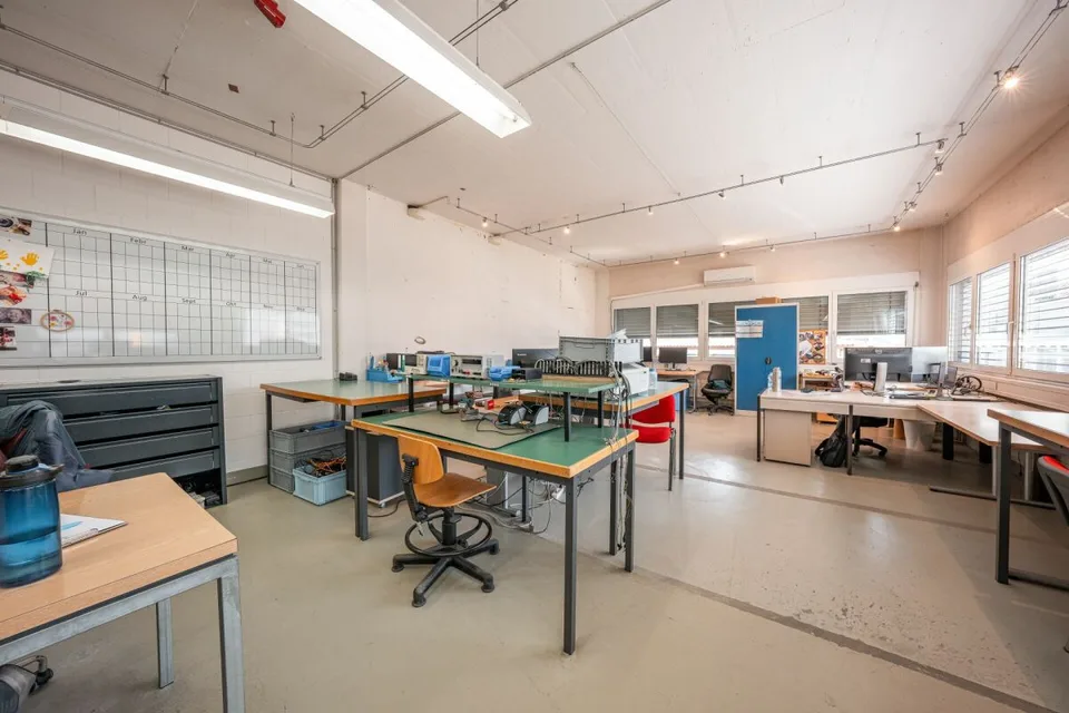 Parc d'Activités en Situation Idéale - Hall, Bureau et Espaces Commerciaux Flexibles