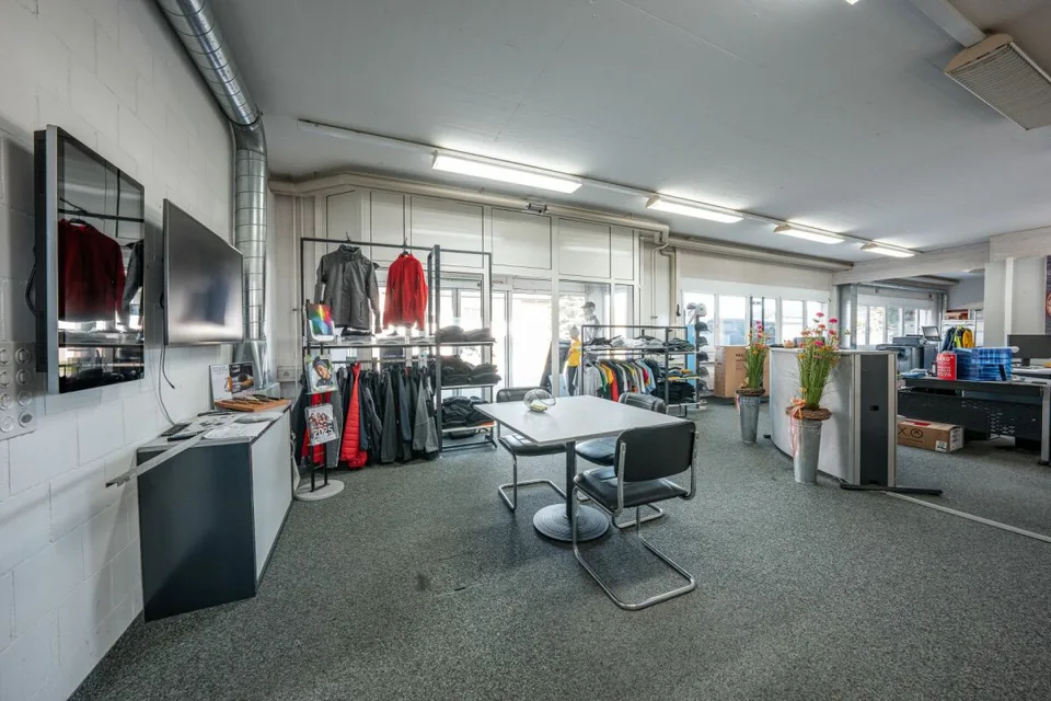 Parc d'Activités en Situation Idéale - Hall, Bureau et Espaces Commerciaux Flexibles