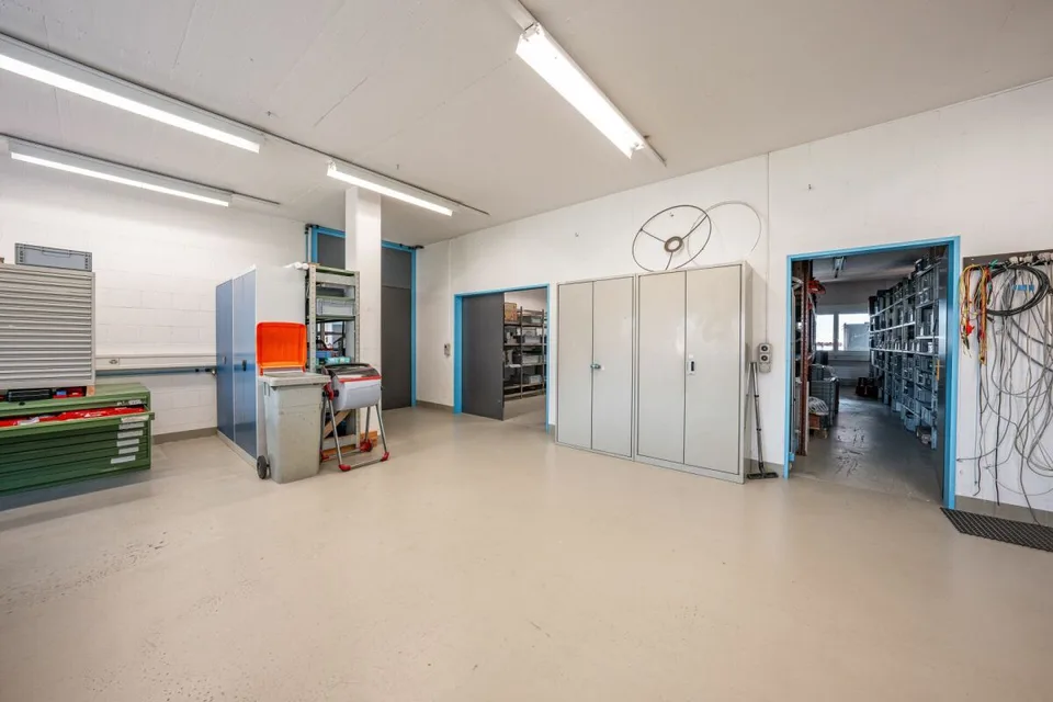 Parc d'Activités en Situation Idéale - Hall, Bureau et Espaces Commerciaux Flexibles