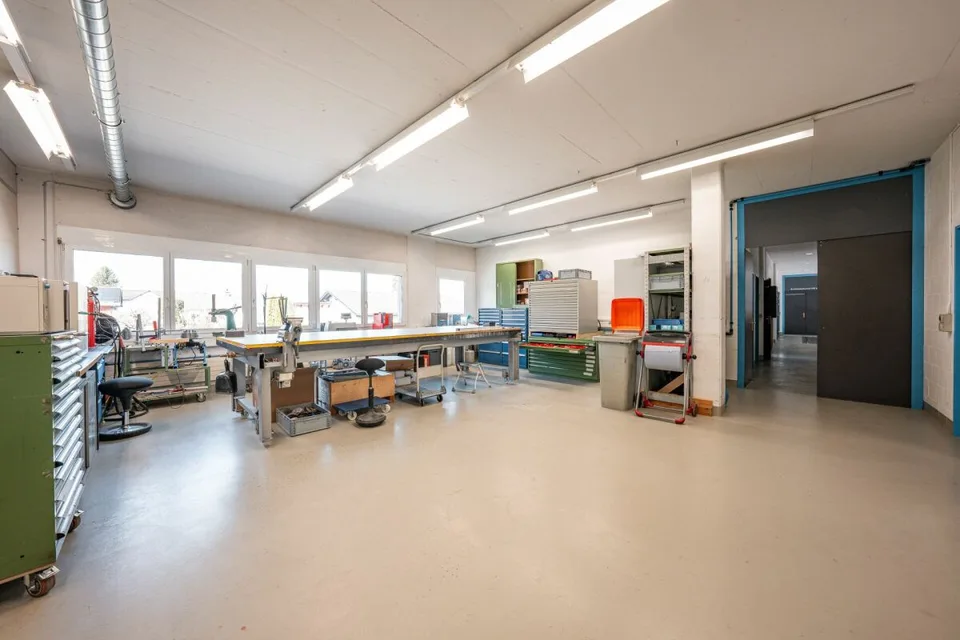 Parc d'Activités en Situation Idéale - Hall, Bureau et Espaces Commerciaux Flexibles