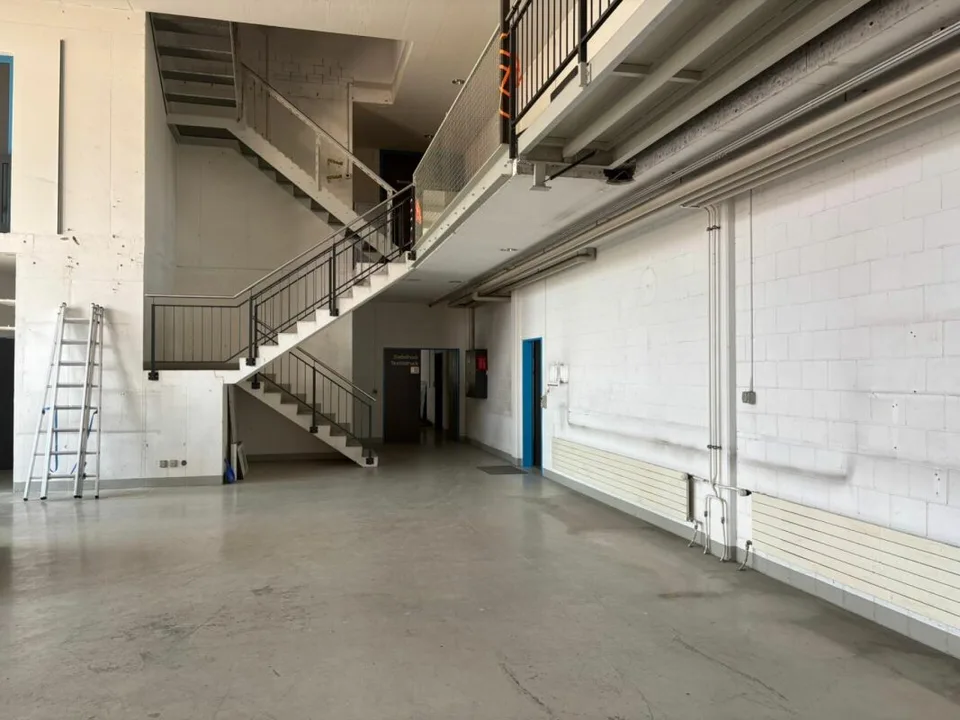 Parc d'Activités en Situation Idéale - Hall, Bureau et Espaces Commerciaux Flexibles