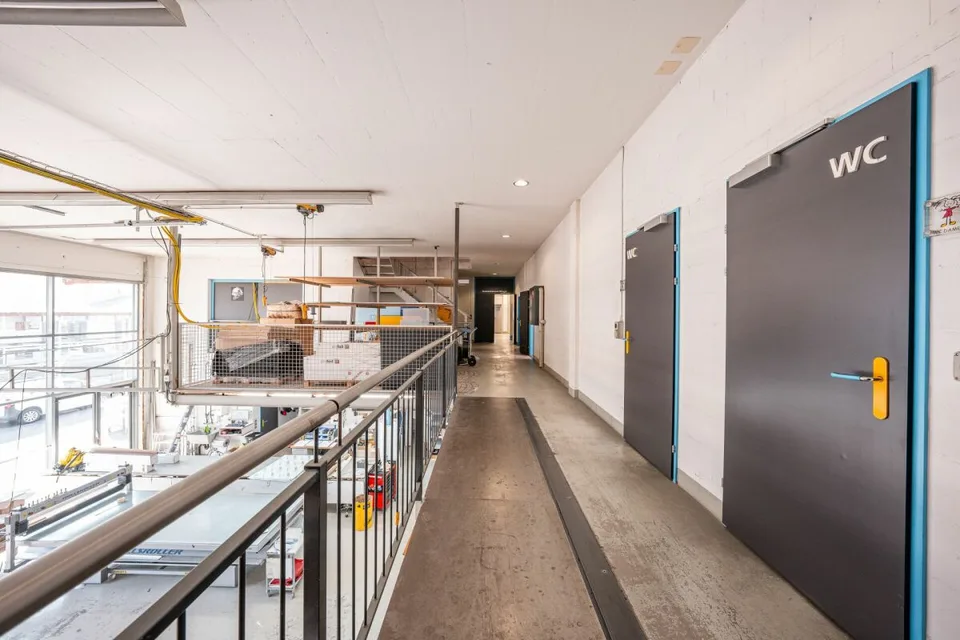 Parc d'Activités en Situation Idéale - Hall, Bureau et Espaces Commerciaux Flexibles
