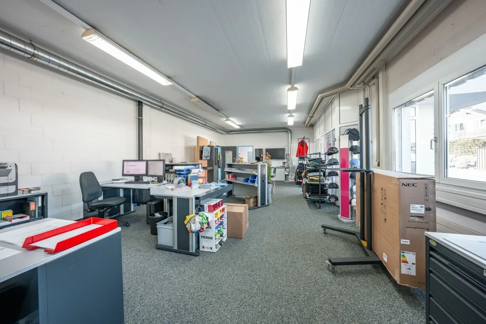 Parc d'Activités en Situation Idéale - Hall, Bureau et Espaces Commerciaux Flexibles