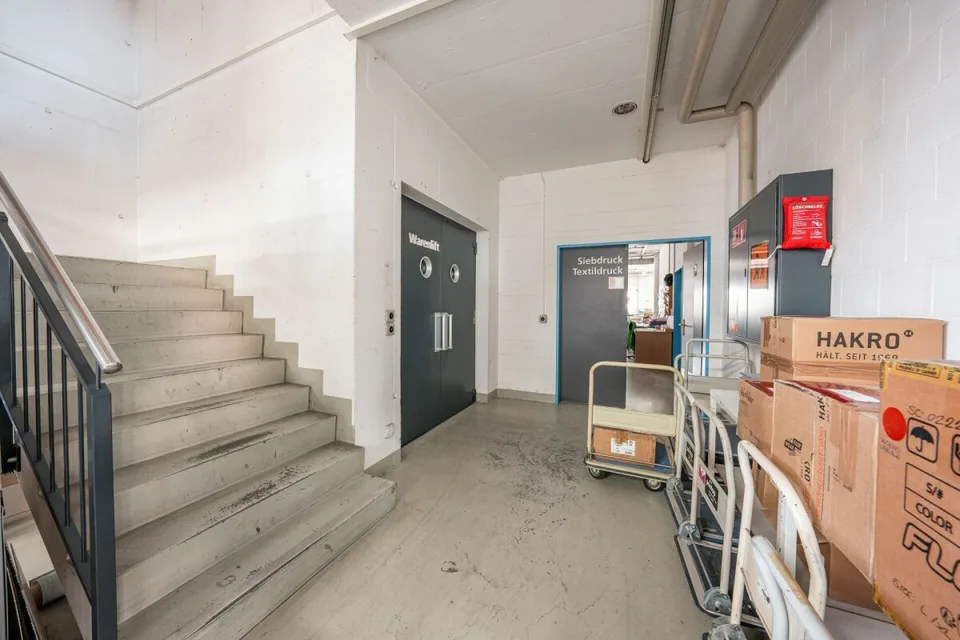 Parc d'Activités en Situation Idéale - Hall, Bureau et Espaces Commerciaux Flexibles