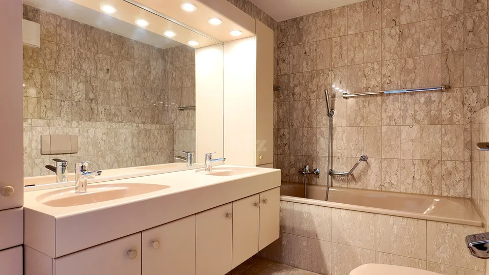 Bel appartement avec balcon dans un quartier calme – Foto 10 von 13