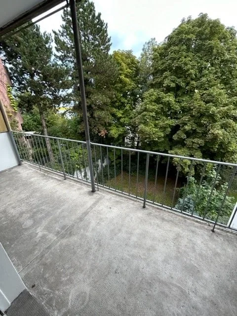 Appartement 2 pièces lumineux avec balcon et vue sur le vert à Bâle