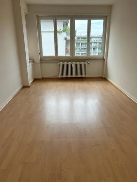 Appartement 2 pièces lumineux avec balcon et vue sur le vert à Bâle
