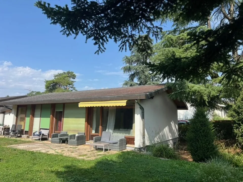 Semi-detached house with garage - beautiful plot - renovation required