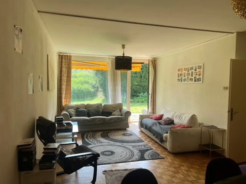Semi-detached house with garage - beautiful plot - renovation required